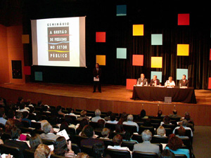 Francisco Longo pronuncia la conferència d'obertura del seminari 