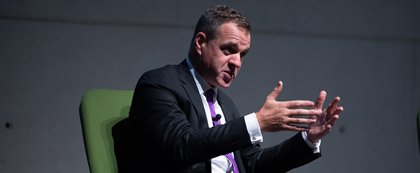 Niall Ferguson, a ESADE: “L’eina més potent de la història de la democràcia són els anuncis de Facebook”