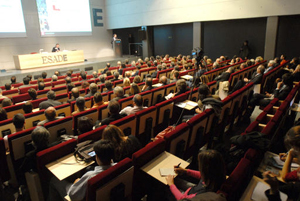 L'alcalde de Barcelona lliura els diplomes de la 3a edició del Màster en Direcció Pública d'ESADE